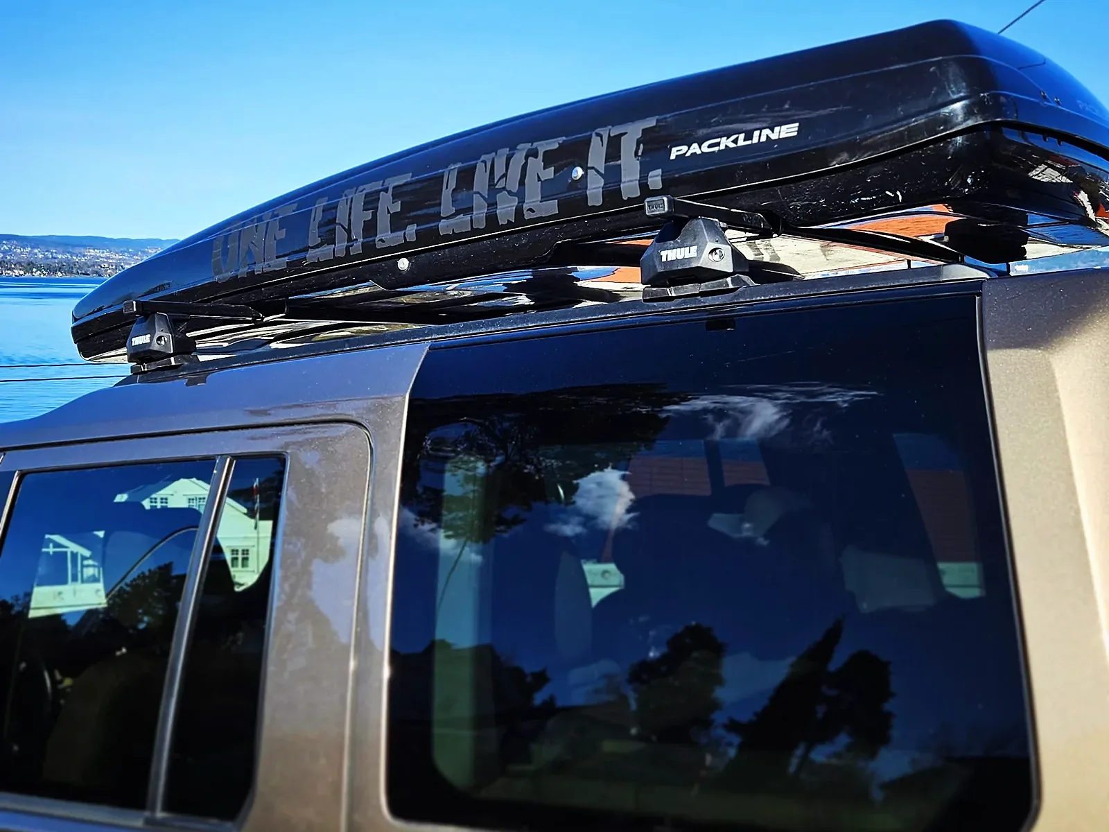 Sort takboks foliert med ONE LIFE. LIVE IT. i matt sort på Land Rover