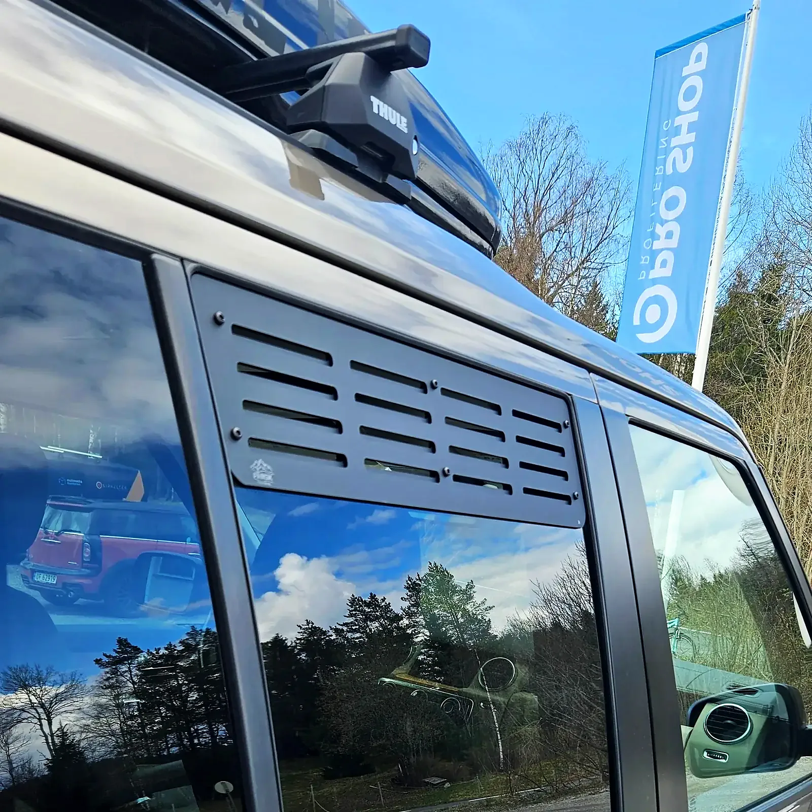 Laserskåret vindusventilasjon i sort akryl på Land Rover Discovery 4