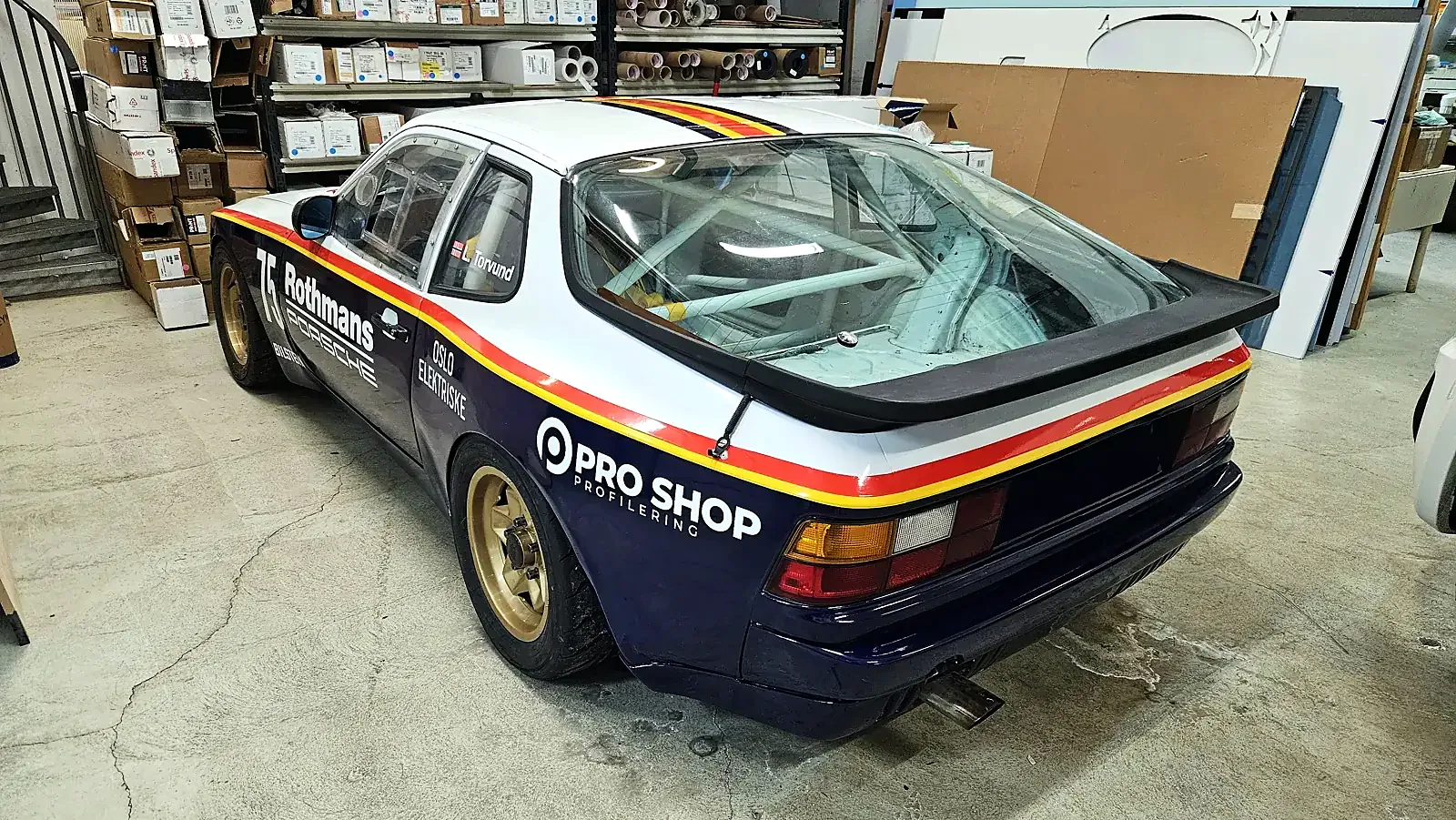 Porsche 944 Cup bakfra med spoiler, striper og Pro Shop-logo