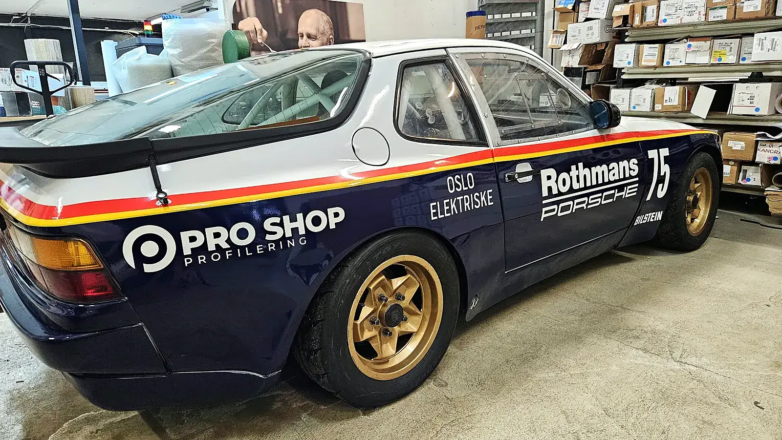 Porsche 944 Cup med klassisk racingdekor og Pro Shop-logo