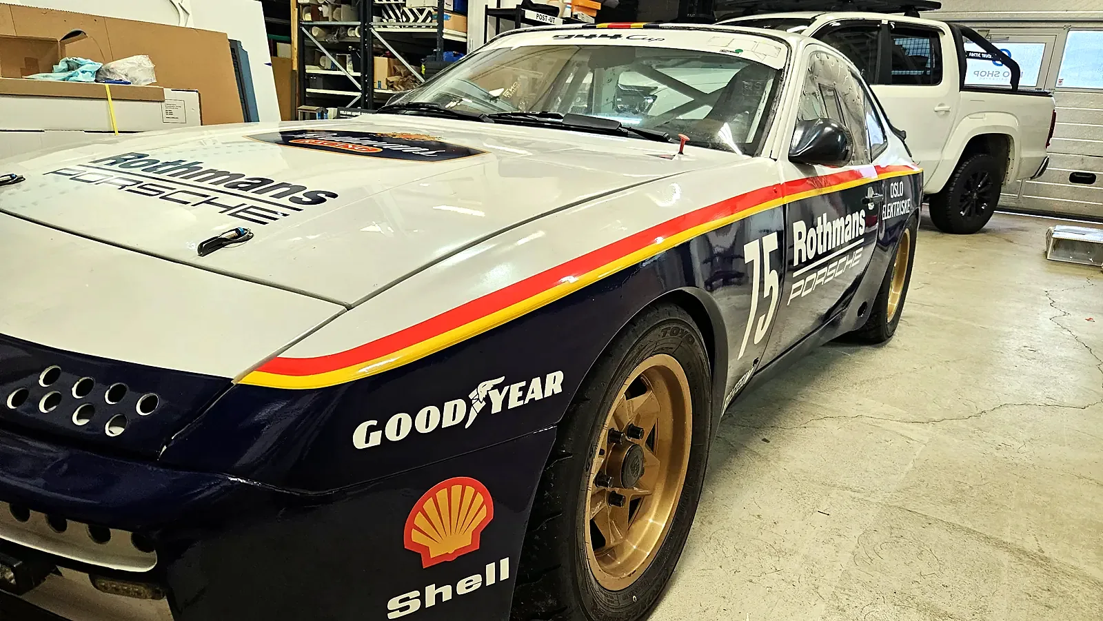 Porsche 944 Cup sett forfra med startnummer 75 og sponsordekor