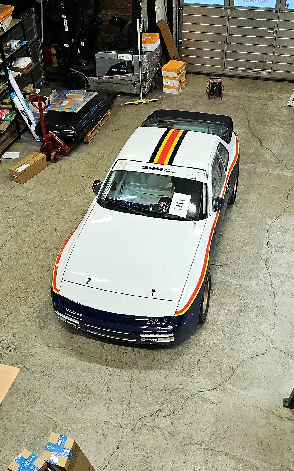 Porsche 944 Cup sett ovenfra med striper over panser og tak