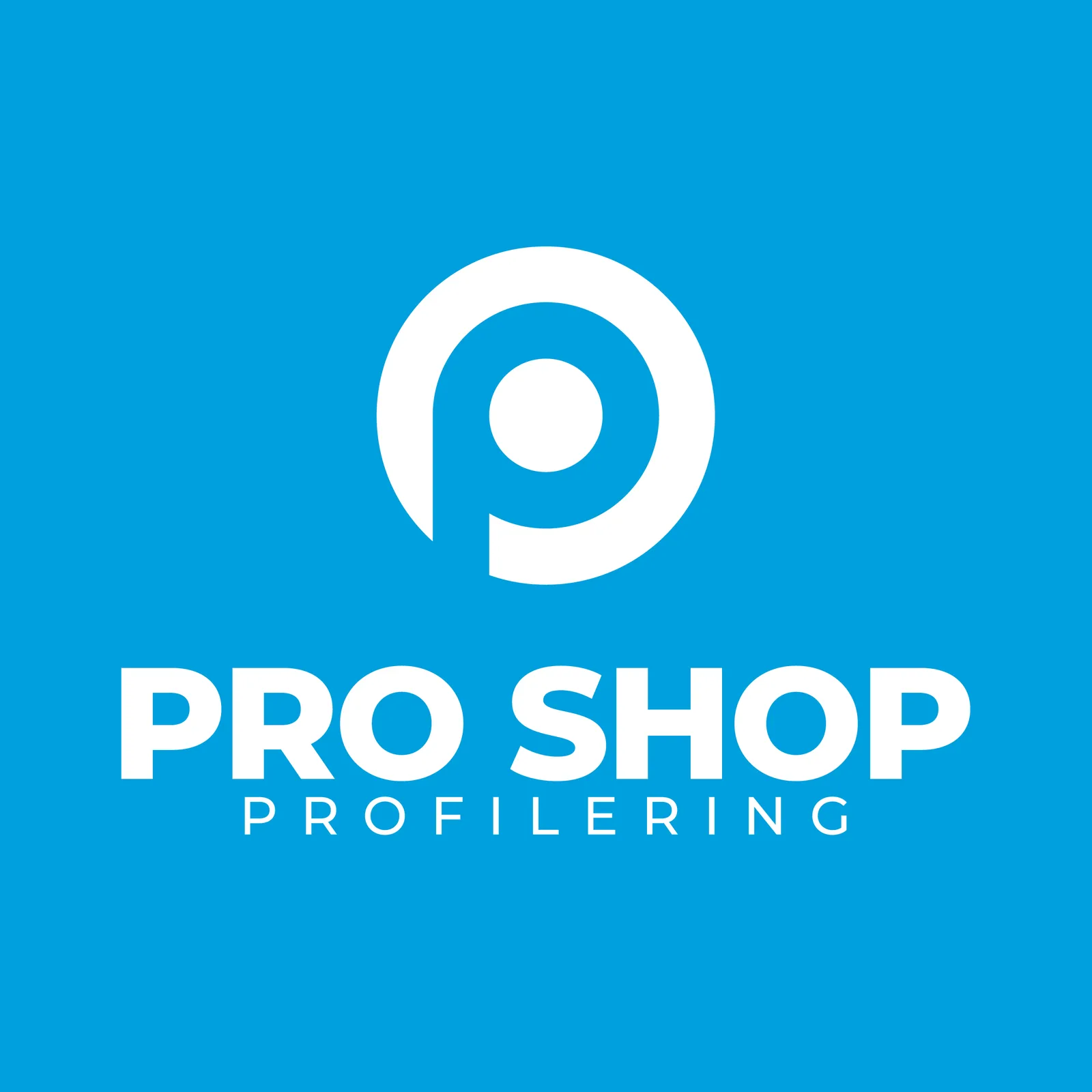 Pro Shop-logo i hvitt på lys blå bakgrunn