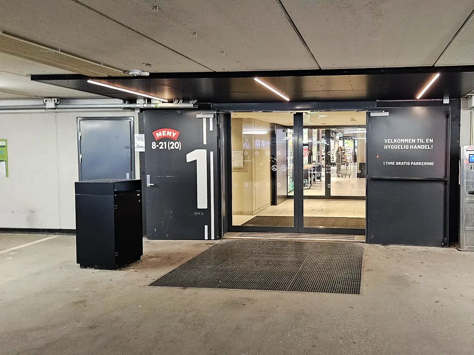 Inngangen fra plan 1 før foliering, med grå dører