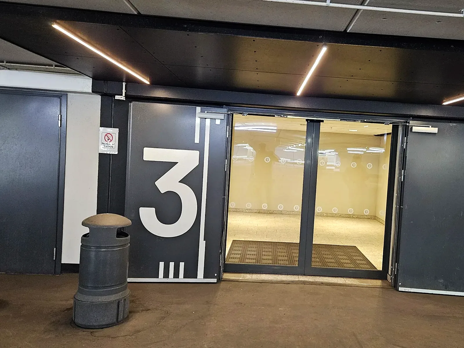 Inngangen fra plan 3 før foliering, med grå dører