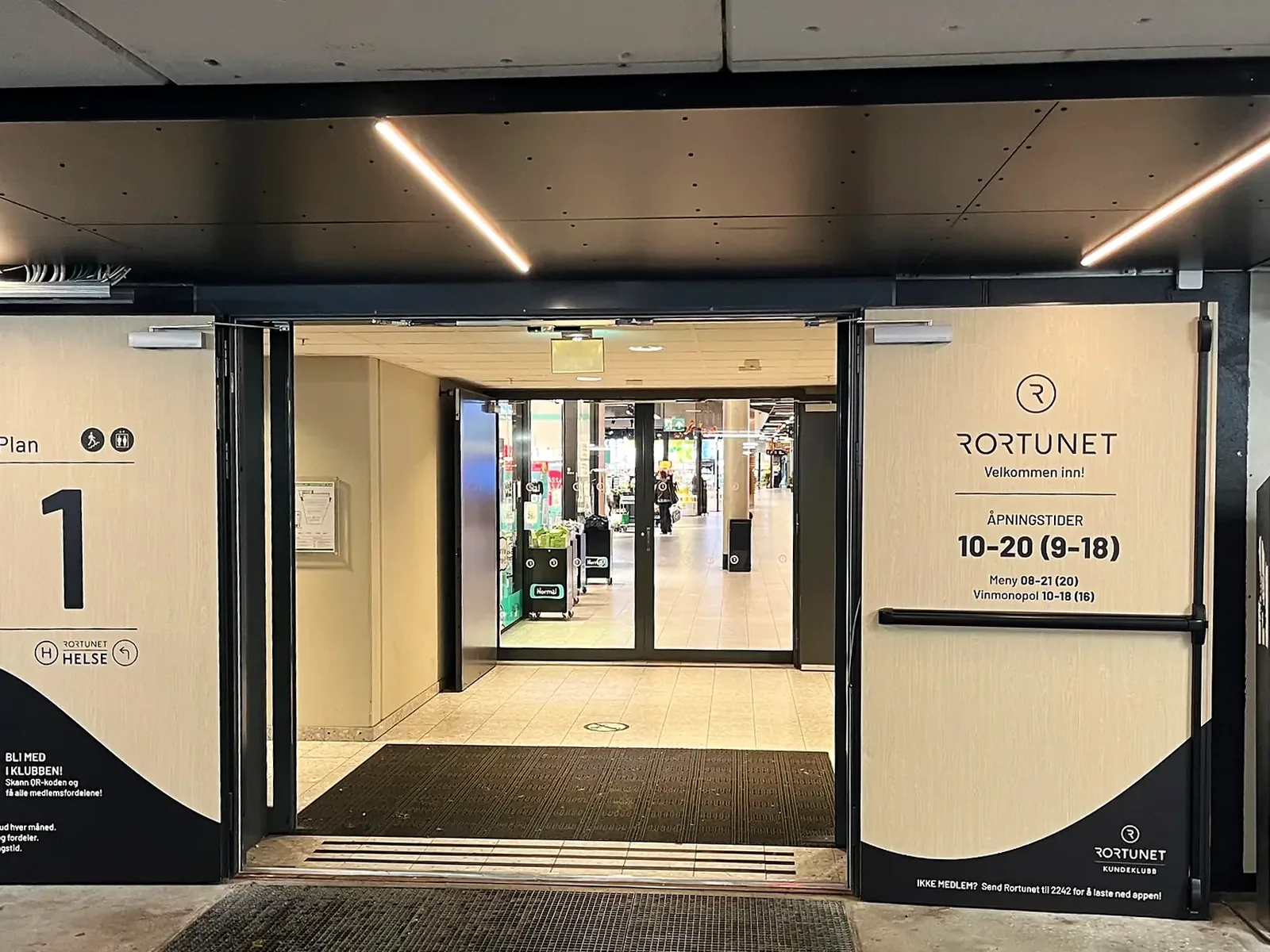 Inngangen fra plan 1 etter foliering, med lys tredekor