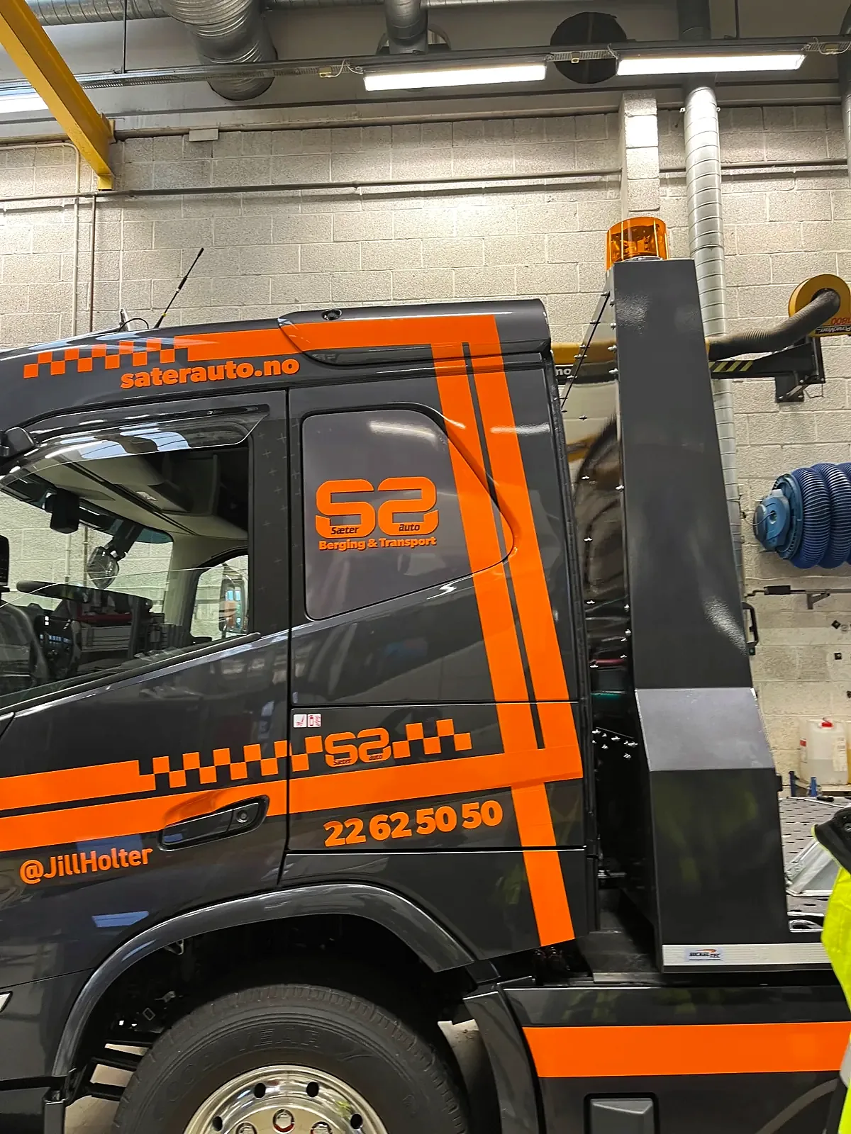 Sæter Autos nye Volvo med oransje refleksdekor på førerhuset