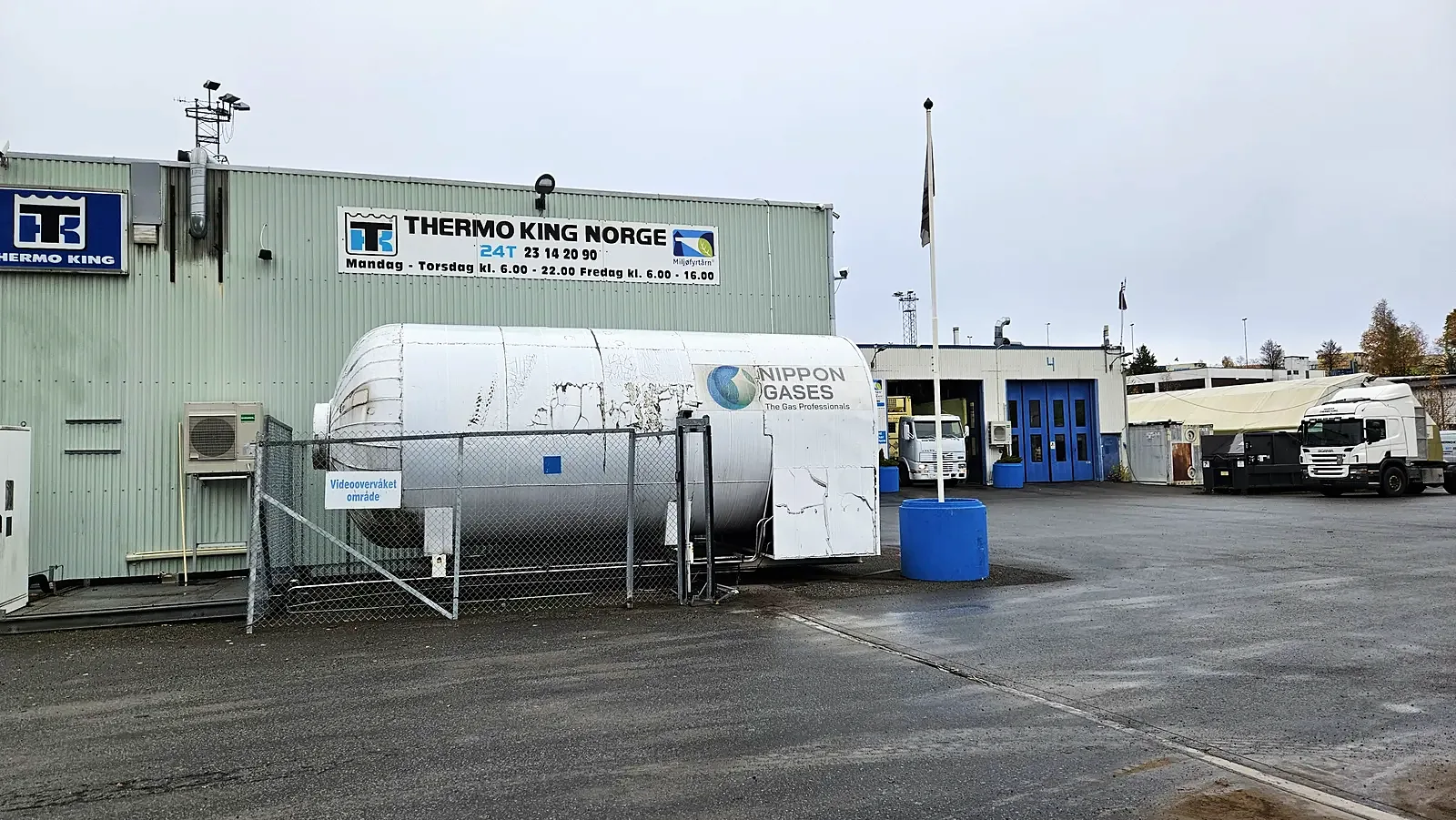 Thermo King-bygget før, med mindre skilt på veggen