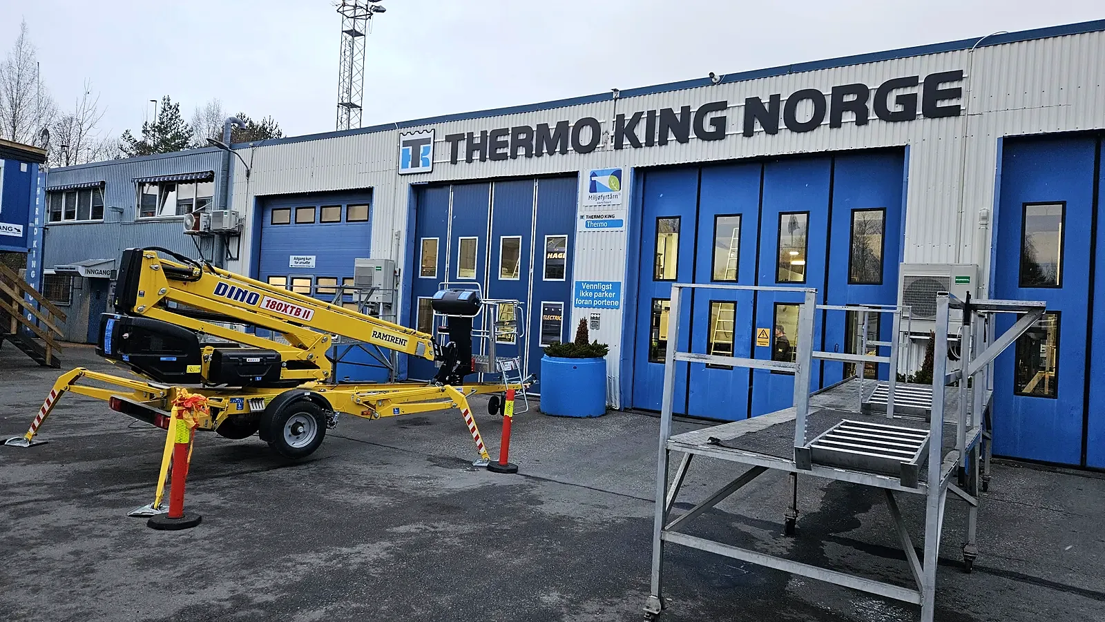 Fasadeskilt med freste bokstaver på Thermo King Norge