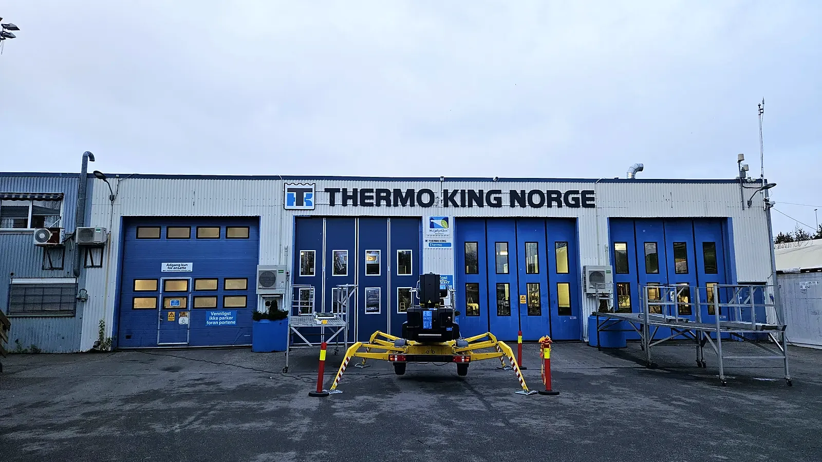 Thermo King Norge med nytt fasadeskilt i freste bokstaver