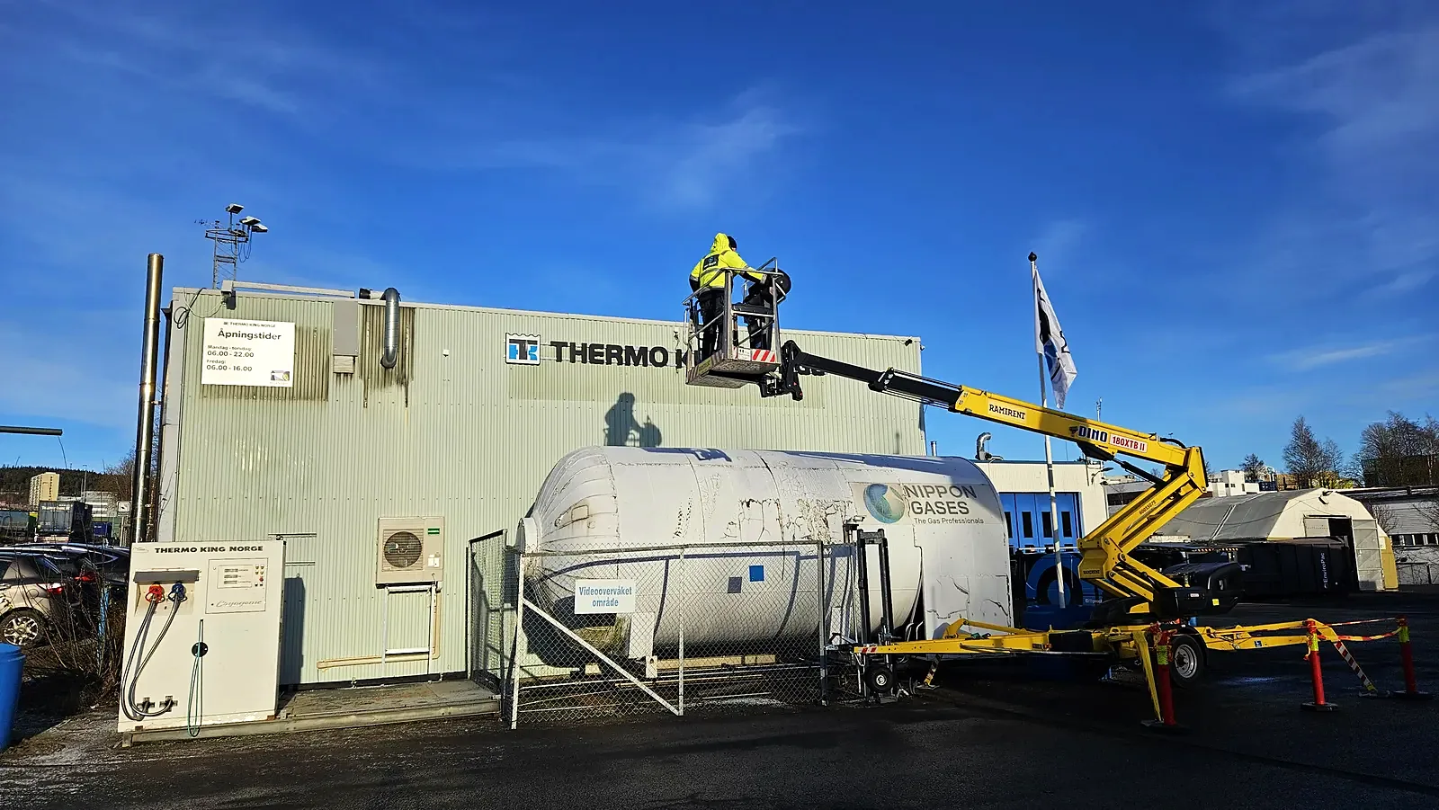 Lift ved gavlen på Thermo King-bygget under montering