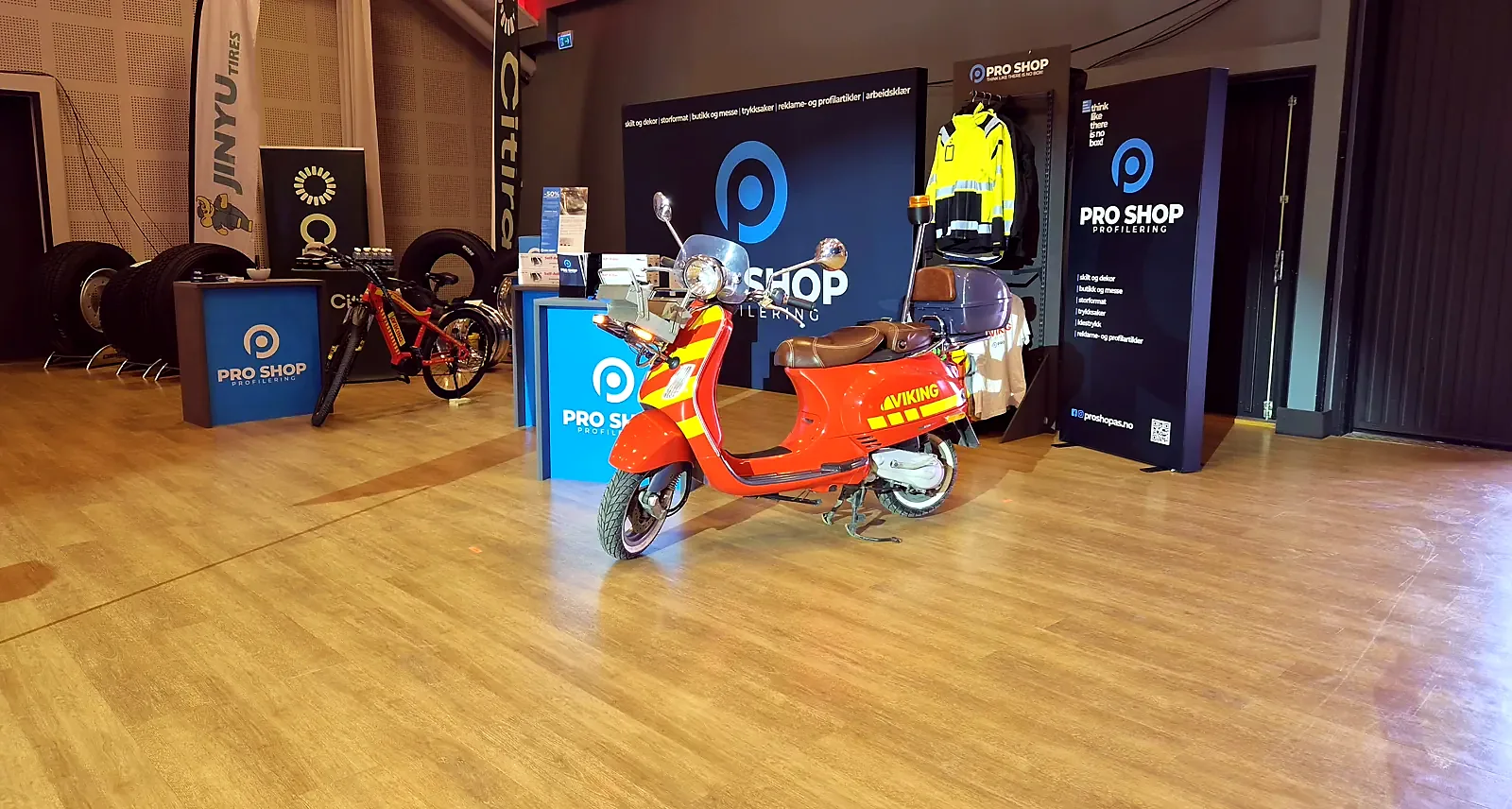 Helfoliert Vespa i Viking-rødt med gule refleksstriper, sett fra siden