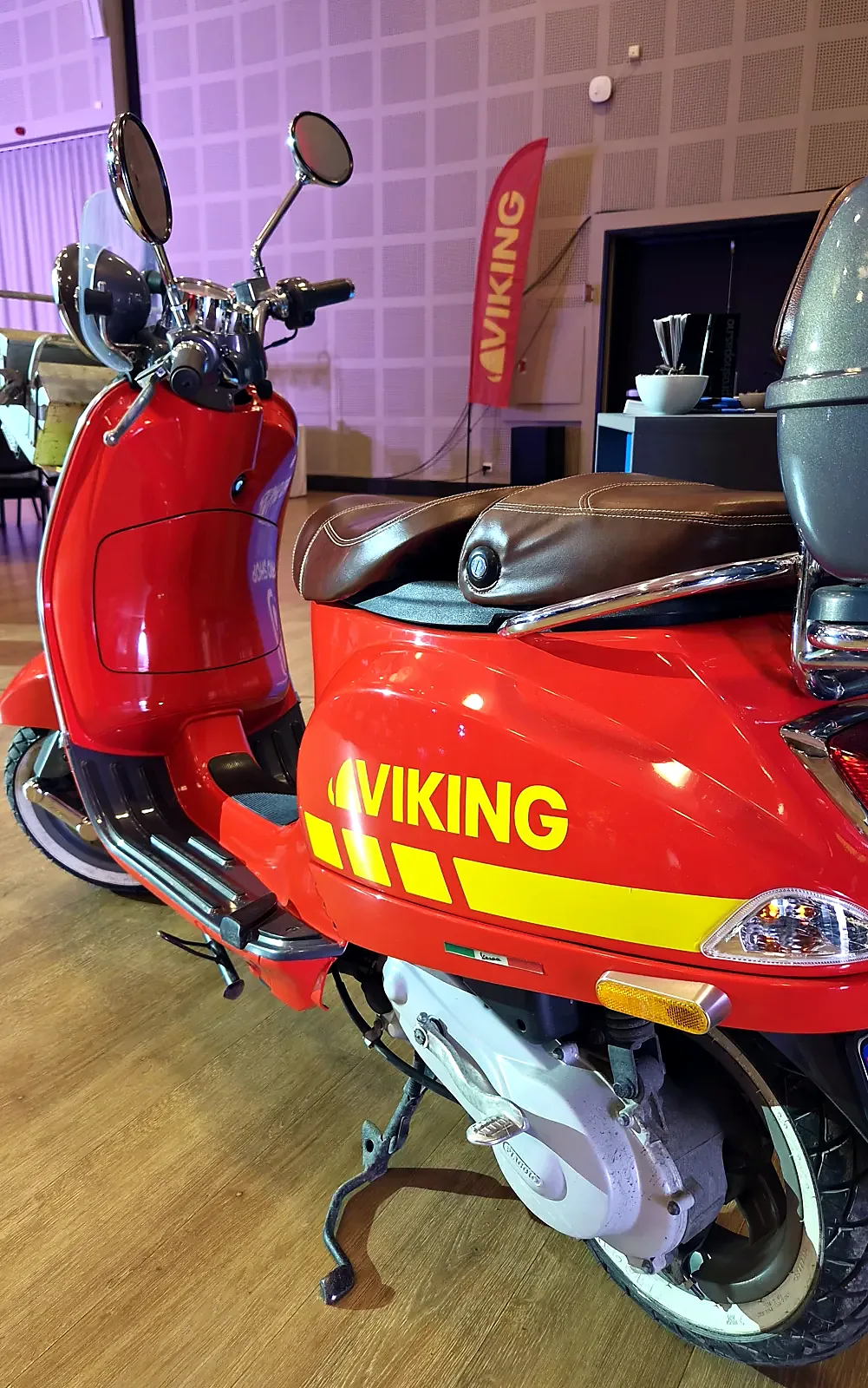 Nærbilde av Viking-logo og gule refleksstriper på Vespaen