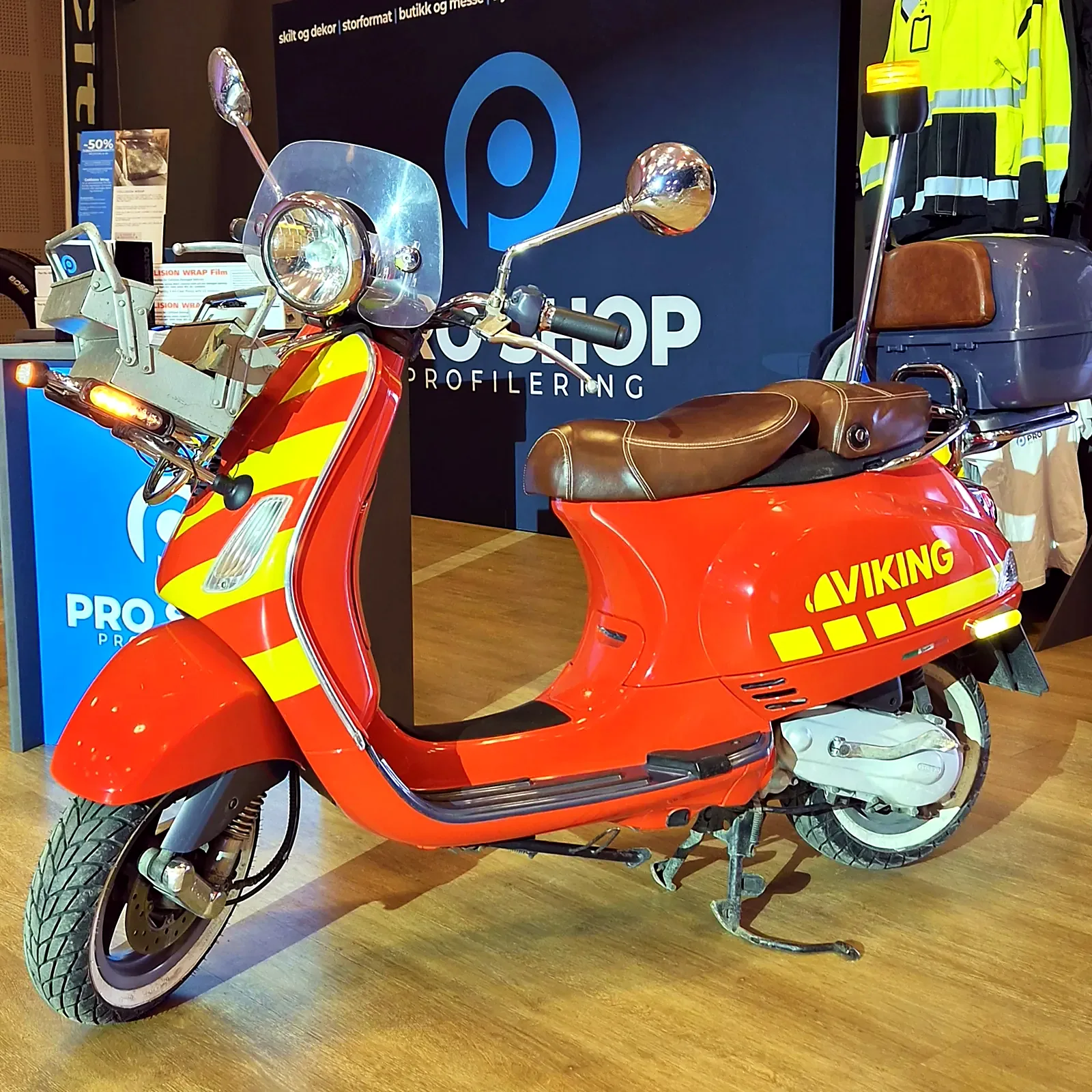 Helfoliert Vespa i Viking-farger