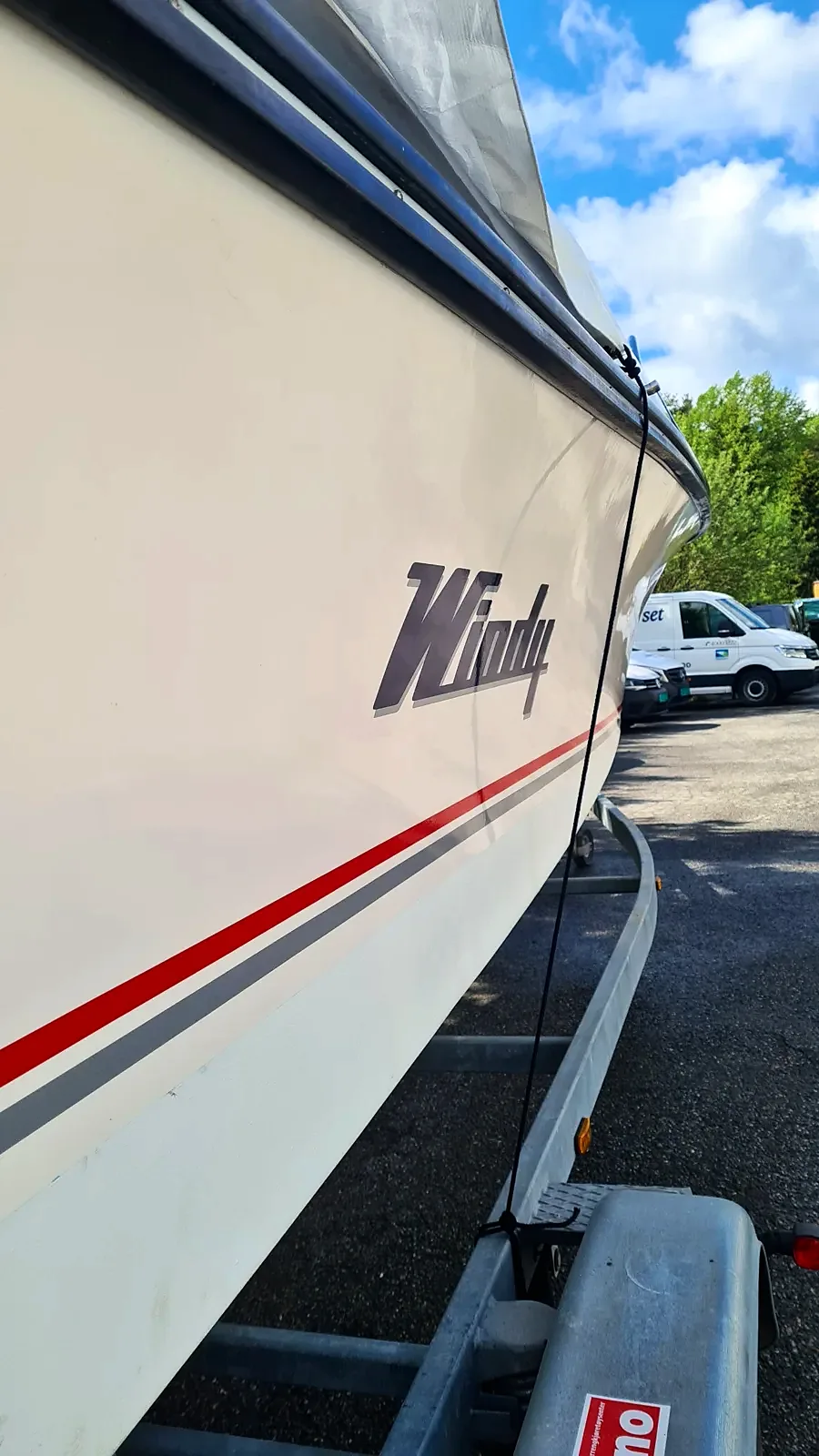 Windy-logo og striper i sollys