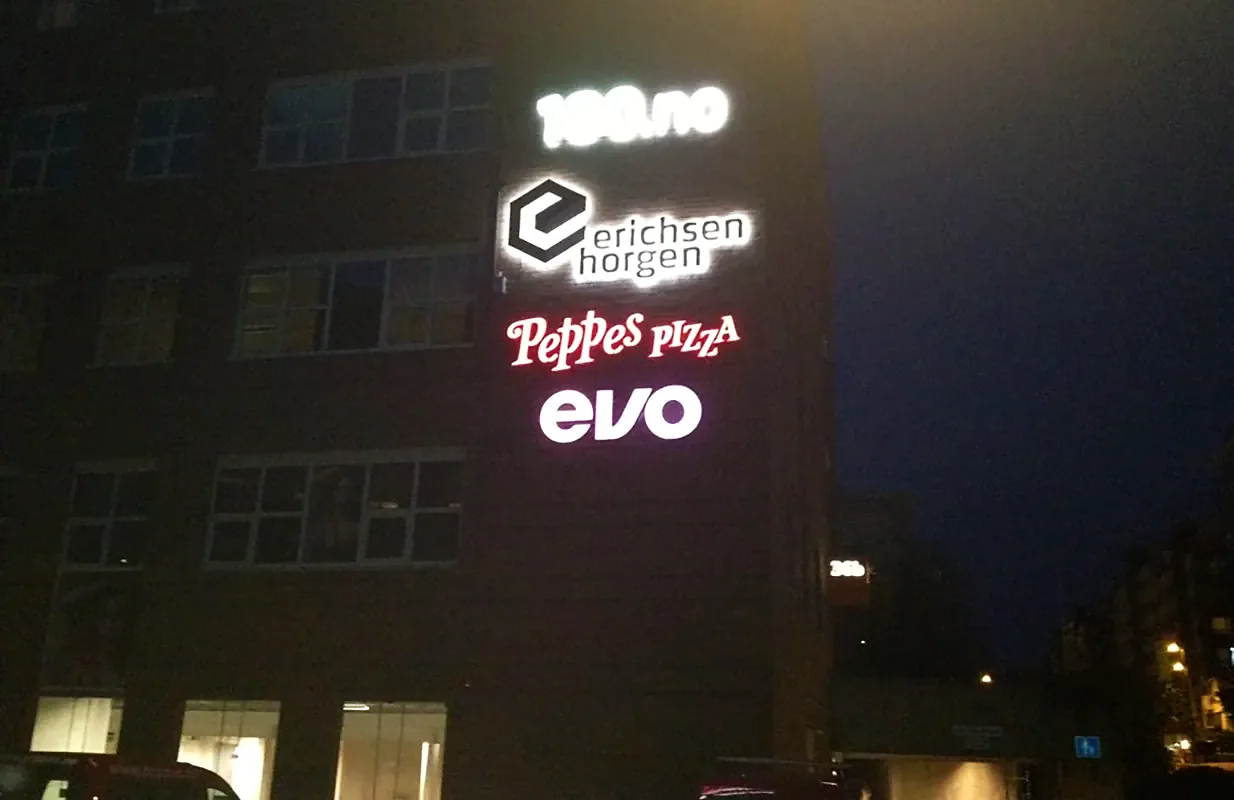 Fasadeskilt på næringsbygg